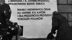 Działacze Stowarzyszenia Patriotycznego Grunwald na ścianie budynku Min. Sprawiedliwości umieścili planszę informującą, że za zbrodnie na polskich patriotach odpowiadają funkcjonariusze stalinowskiego aparatu bezpieczeństwa żydowskiego pochodzenia i że w tym miejscu będzie wmurowana tablica. PAP/T. Abramowicz