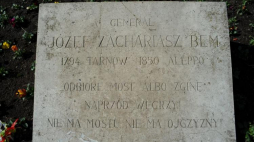 Tablica pod pomnikiem Józefa Bema w Budapeszcie. Fot. PAP/A. Hrechorowicz
