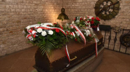  Sarkofag Józefa Piłsudskiego w Krypcie pod Wieżą Srebrnych Dzwonów w Katedrze Wawelskiej. Fot. PAP/J. Bednarczyk
