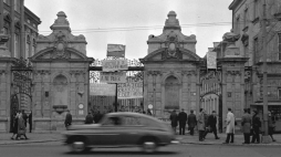 Plakaty i hasła na bramie głównej UW w 1968 r. Fot. PAP/T. Zagoździński