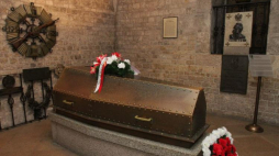 Sarkofag marszałka Józefa Piłsudskiego na Wawelu. Fot. PAP/S. Rozpędzik
