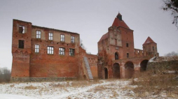 Czternastowieczny, gotycki zamek w Szymbarku w gminie Iława. Fot. PAP/T. Waszczuk