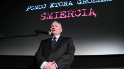 Wystąpienie reżysera Mieszka Zielińskiego przed pokazem filmu "Pomoc, która groziła śmiercią" w warszawskim kinie Atlantic. Fot. PAP/J. Turczyk