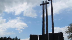 Cmentarz komunalny w Radomiu - Firleju - pomnik upamiętniający około 15 000 osób zamordowanych przez Niemców w Firleju w czasie II wojny światowej. Źródło: Wikimedia Commons