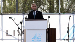 Prezydent RP Andrzej Duda przemawia podczas uroczystości przy Międzynarodowym Pomniku Ofiar Obozu w Brzezince, 12 bm. Fot. PAP/S. Rozpędzik