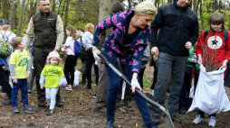 Żona prezydenta RP Agata Kornhauser-Duda (C) podczas sadzenia drzewek w lesie na terenie Nadleśnictwa Radom. Fot. PAP/P. Polak