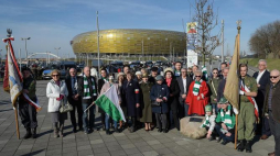 Uroczystość posadzenia trzech dębów ku czci ofiar Zbrodni Katyńskiej na promenadzie przy stadionie Energa Gdańsk. Fot. PAP/R. Jocher