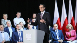 Premier Mateusz Morawiecki podczas spotkania w Ośrodku Kultury w Węgrowie. Fot. PAP/L. Szymański