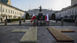 Znicze przed Pałacem Prezydenckim. Fot. PAP/J. Kamiński