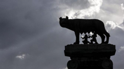Pomnik wilczycy karmiącej Romulusa i Remusa w Rzymie. Fot. PAP/EPA