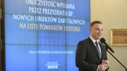 Prezydent Andrzej Duda wręczył rozporządzenia uznające nowe obiekty zabytkowe za Pomniki Historii. Fot. PAP/M. Obara