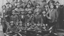 III Powstanie Śląskie: grupa powstańców uzbrojonych w karabiny i szable oraz pistolety Parabellum P-08. 1921 r. Fot. NAC
