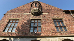 Budynek tzw. Starego Teatru - dawnego magazynu obozowego KL Auschwitz w Oświęcimiu. 2016 r. Fot. PAP/J. Bednarczyk