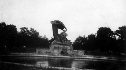 Pomnik Fryderyka Chopina Łazienkach Królewskich. Ok. 1930 r. Fot. PAP/Reprodukcja/Archiwum Marian Leśniewski