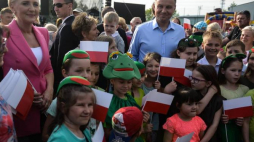 Prezydent Andrzej Duda (P) z małżonką Agatą Kornhauser-Dudą (2L) podczas uroczystości w Halinowie, z okazji Dnia Flagi, 2 bm. Fot. PAP/J. Kamiński