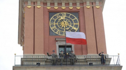 Uroczyste podniesienie Flagi Państwowej RP na Wieży Zegarowej Zamku Królewskiego. Fot. PAP/J. Kamiński