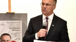 Jarosław Sellin podczas spotkania z mieszkańcami Jeleniej Góry. Fot. PAP/J. Karwowski