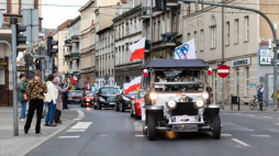 Parada 100 kabrioletów w barwach narodowych zorganizowana w Dniu Flagi RP w Poznaniu. Fot. PAP/M. Zakrzewski. 