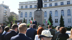 Prezes PSL Władysław Kosiniak-Kamysz (C) złożył kwiaty przed pomnikiem Wincentego Witosa w Warszawie, w 92. rocznicę zamachu majowego. Fot. PAP/R. Pietruszka