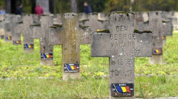 Kwatera jeńców rumuńskich z I wojny światowej na cmentarzu w Łambinowicach. 2003 r. Fot. PAP/K. Świderski