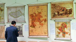 Otwarcie wystawy map archiwalnych „200 lat kartografii leśnej" na Wydziale Nauk o Ziemi Uniwersytetu Szczecińskiego. Fot. PAP/M. Bielecki