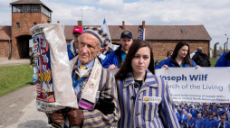 Były więzień niemieckiego obozu Auschwitz Edward Mosberg wraz ze swoją wnuczką Jordaną Karger uczestniczą w 26. Marszu Żywych. 24.04.2017. Fot. PAP/A. Grygiel