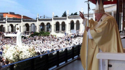 Jan Paweł II podczas ceremonii beatyfikacji Francisco i Jacinty w Fatimie 13 maja 2000. Fot. PAP/EPA