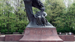 Pomnik Fryderyka Chopina w Łazienkach Królewskich w Warszawie. Fot. PAP/S. Pulcyn 