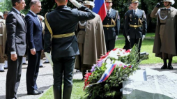 Prezydent Andrzej Duda i prezydent Słowenii Borut Pahor w czasie ceremonii odsłonięcia pomnika upamiętniającego żołnierzy słoweńskich poległych w latach 1914-1918 na cmentarzu wojennym w Gorlicach. Fot. PAP/G. Momot
