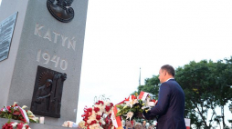 Prezydent RP Andrzej Duda składa wieniec pod Pomnikiem Katyńskim w Jersey City. 19.09.2016. Fot. PAP/J. Turczyk
