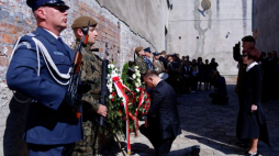 Prezydent Andrzej Duda składa wieniec przy ścianie straceń na terenie dawnego Aresztu Śledczego Warszawa-Mokotów. Fot. PAP/A. Guz