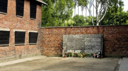 Ściana Straceń na terenie b. niemieckiego obozu Auschwitz I. Fot. PAP/J. Ochoński