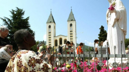 Pielgrzymi modlący się przed kościołem w znajdującej się w Bośni i Hercegowinie wiosce Medjugorje. Fot. PAP/EPA