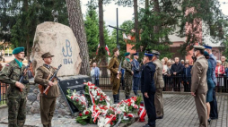 Odsłonięcie i poświęcenie nowej, uzupełnionej tablicy na pomniku pamięci poległych, w ramach obchodów 74. rocznicy Bitwy w Czerwonym Borze. Fot. PAP/M. Onufryjuk