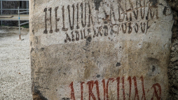Hasła wyborcze zapisane na kamiennych płytach odnaleźli archeolodzy na terenie wykopalisk w Pompejach. Fot. PAP/EPA