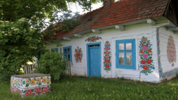 Tradycyjne malowanie domów i obejść w Zalipiu, 2013 rok. Fot. PAP/J. Bednarczyk