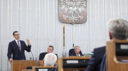 Premier Mateusz Morawiecki (L) przemawia w Senacie. 27.06.2018. Fot. PAP/P. Supernak