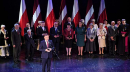 Prezydent Andrzej Duda (front) podczas spotkania z Polakami mieszkającymi na Łotwie w Dyneburgu. Fot. PAP/R. Pietruszka
