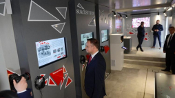 Prezydent Andrzej Duda zwiedza otwarte w Warszawie Mobilne Muzeum Multimedialne. Fot. PAP/J. Kamiński