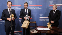 Wicepremier, minister kultury Piotr Gliński, wiceprezydent Łodzi Krzysztof Piątkowski i poseł Waldemar Buda podczas uroczystego podpisania umowy o współprowadzeniu Teatru Muzycznego w Łodzi przez Ministerstwo Kultury i Dziedzictwa Narodowego oraz miasto Łódź. Warszawa, 28.06.2018. Fot. PAP/P. Supernak