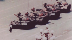 Mężczyzna zatrzymuje kolumnę czołgów na placu Tiananmen. Fot. PAP/EPA