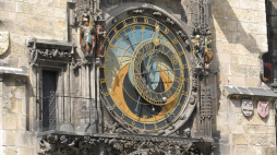  XV-wieczny astronomiczny zegar Orloj na Ratuszu Staromiejskim, na Rynku w Pradze. Fot. PAP/G. Michałowski