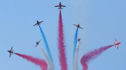 Manama, Bahrajn, 29.05.06. Myśliwce Hawk z najsłynniejszego na świecie zespołu akrobacyjnego „Red Arrows” („Czerwone Strzały”) reprezentującego brytyjskie Królewskie Siły Powietrzne podczas pokazu w Manamie, 28 bm. Fot. PAP/EPA/M. Mahdi