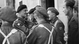 Gen. Władysław Anders w rozmowie z żołnierzami 5. Kresowej Dywizji Piechoty. Fot. NAC