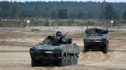 Transportery opancerzone Rosomak podczas pokazu sprzętu wojskowego będącego na wyposażeniu Sił Zbrojnych RP. Fot. PAP/P. Polak
