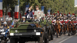 Prezydent Francji Emmanuel Macron (C-L) i szef sztabu armii francuskiej, generał Francois Lecointre jadą na czele parady wojskowej zorganizowanej z okazji Dnia Bastylii w Paryżu, 14 lipca 2018 r. Fot. PAP/EPA