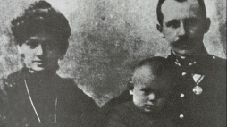 Rodzice Karola Wojtyły: Emilia i Karol oraz ich syn Edmund. Wadowice, ok. 1908. Fot. PAP/Reprodukcja/J. Grelowski