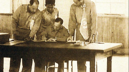 Gen. William Harrison (C) podpisuje rozejm w Panmundżonie, który zakończył działania zbrojne w Korei. 27.07.1953. Fot. PAP/EPA