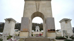 Cmentarz Orląt Lwowskich - na pierwszym planie zakryte oryginalne przedwojenne lwy przy Pomniku Chwały. 2017 r. Fot. PAP/D. Delmanowicz