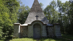 "Mazurska piramida" - grobowiec rodzinny pruskiego rodu baronów von Fahrenheid, zaprojektowany przez duńskiego rzeźbiarza Bertela Thorvaldsena- zbudowany w 1811 w mazurskiej wsi Rapa. Fot. PAP/A. Reszko